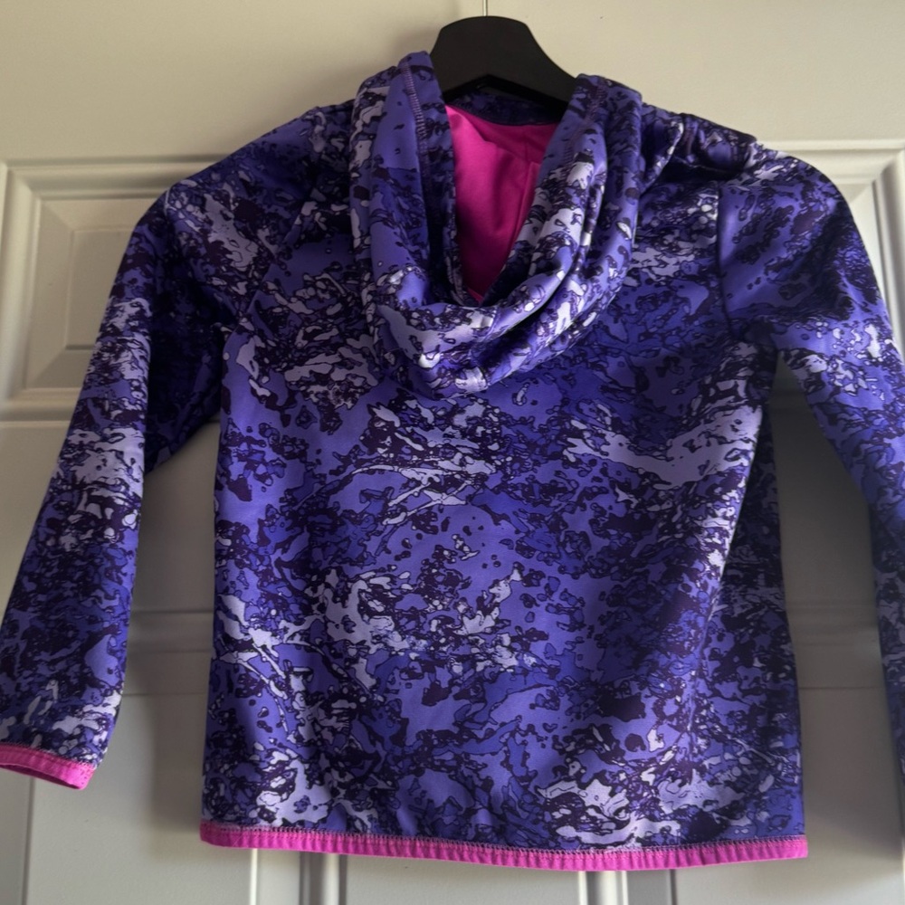 Hoodie Under Armour very good condition.